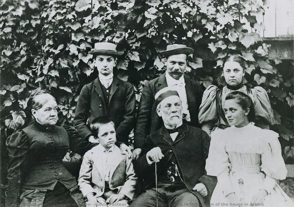 Louis Pasteur Surrounded By His Family In The Garden Of The House In Arbois — Henri Laurent (famille)