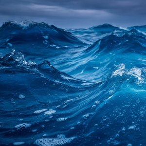 Liquid Vibes: Bold Water Landscapes & Deep Blue Textures to Level Up Your Space