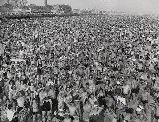Coney Island — Weegee (arthur Fellig)
