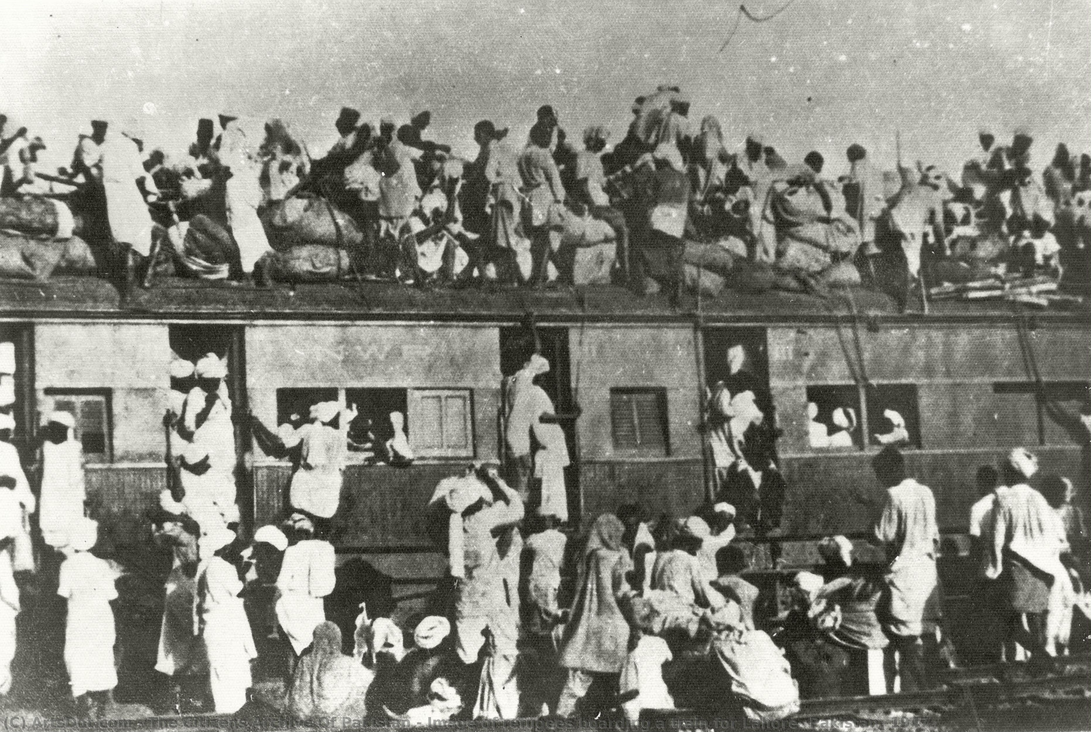 Image Of Refugees Boarding A Train For Lahore, Pakistan. 1947. — The Citizens Archive Of Pakistan