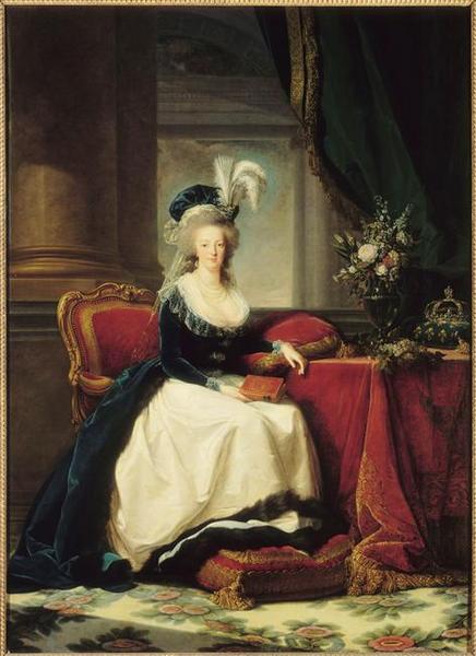 Reine Marie Antoinette Assise, En Manteau Bleu Et Robe Blanche, Tenant Un Livre À La Main — Louise Élisabeth Vigée Le Brun