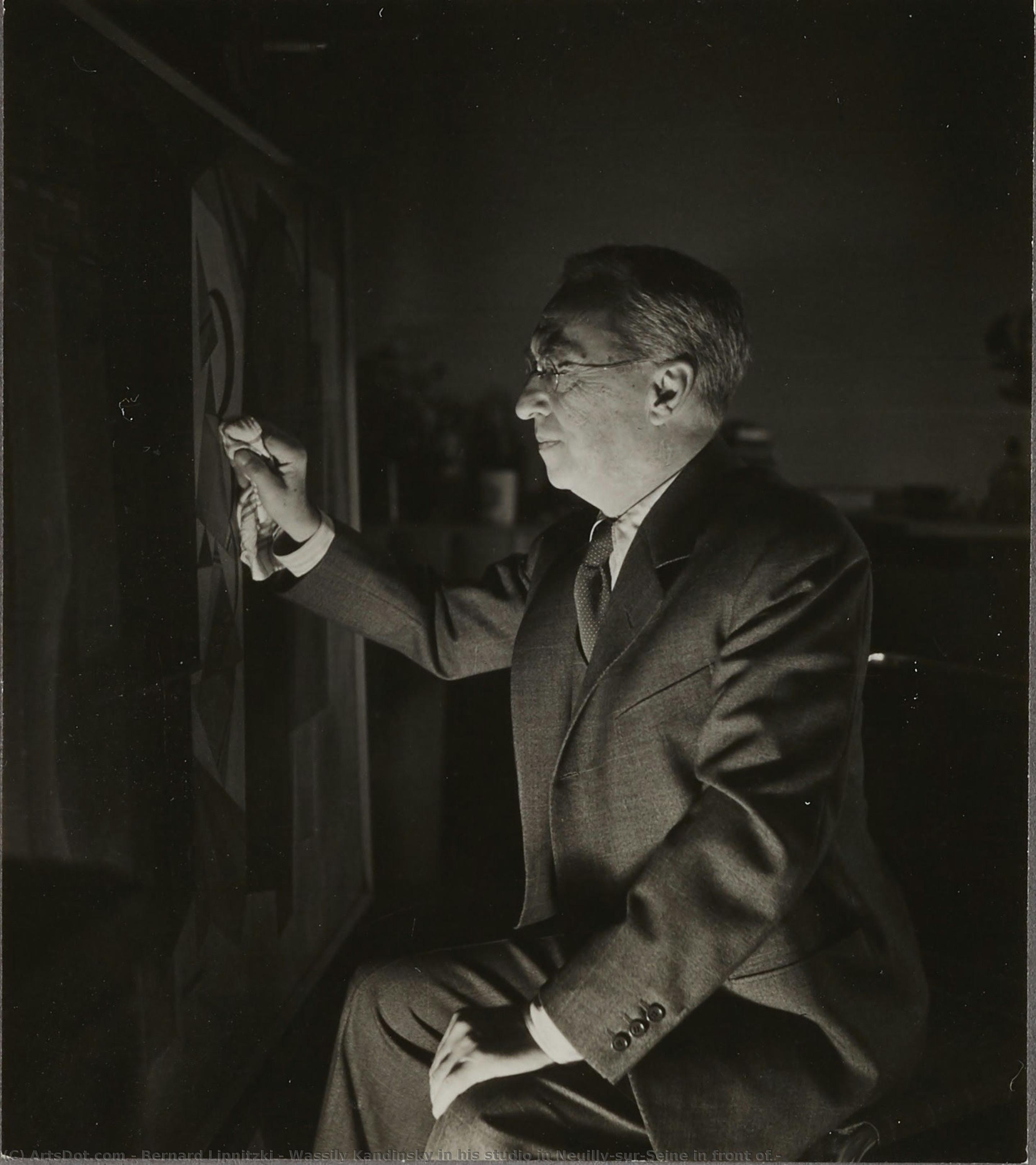Wassily Kandinsky In Seinem Atelier In Neuilly-sur-seine Vor — Bernard Lipnitzki