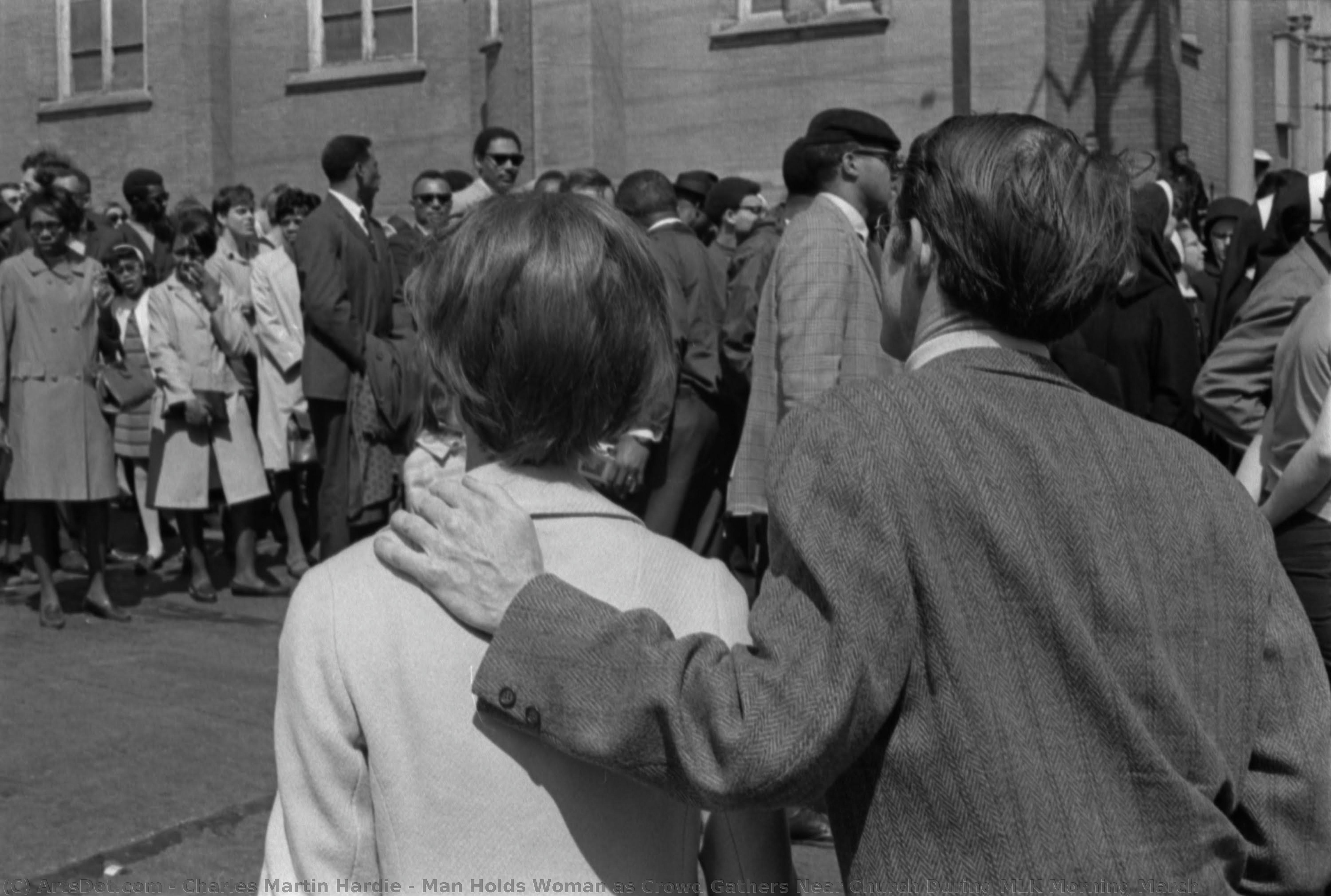 Man Holds Woman As Crowd Gathers Near Church During Mlk Morning March — Čarls Martin Hardi