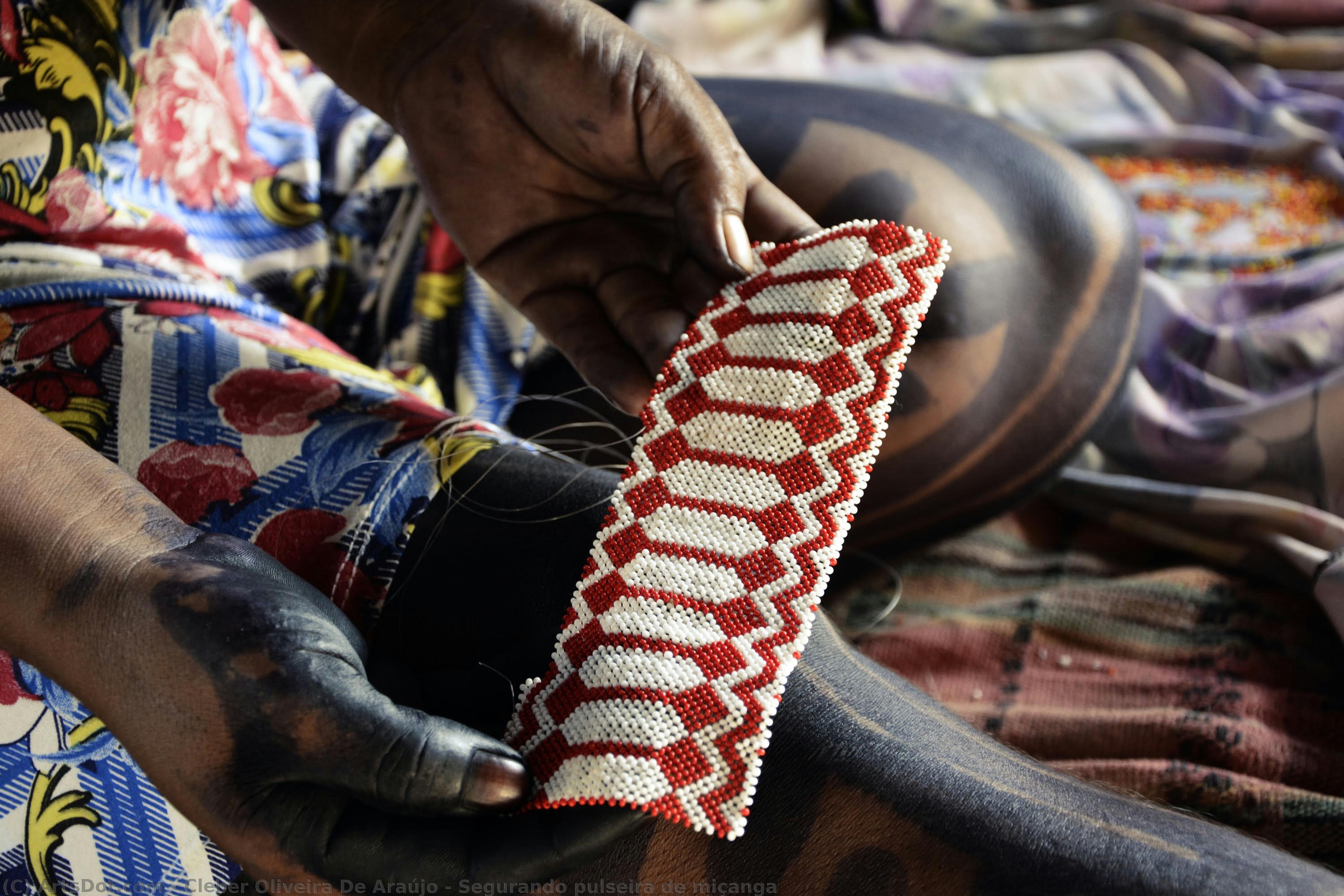 Segurando Pulseira De Miçanga — Cleber Oliveira De Araújo