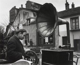 La Musique Des Puces — Robert Doisneau