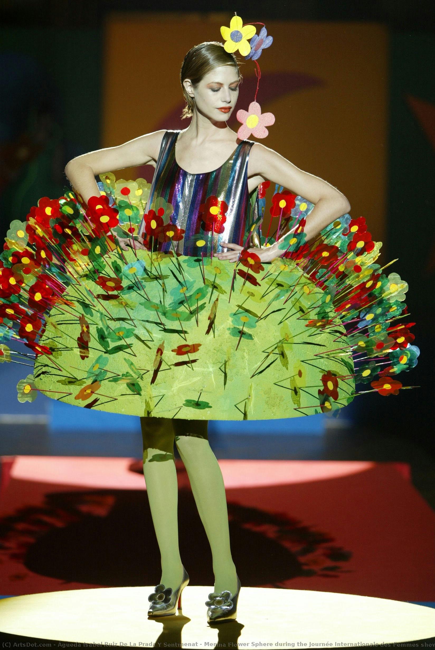Menina Flower Sphere Während Der Show Zum Internationalen Frauentag — Águeda Isabel Ruiz De La Prada Y Sentmenat