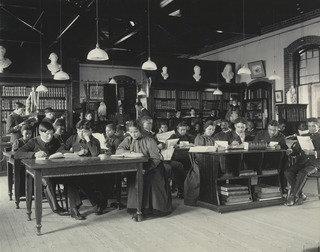 English Study In The Library — Фрэнсис Бенджамин Джонстон