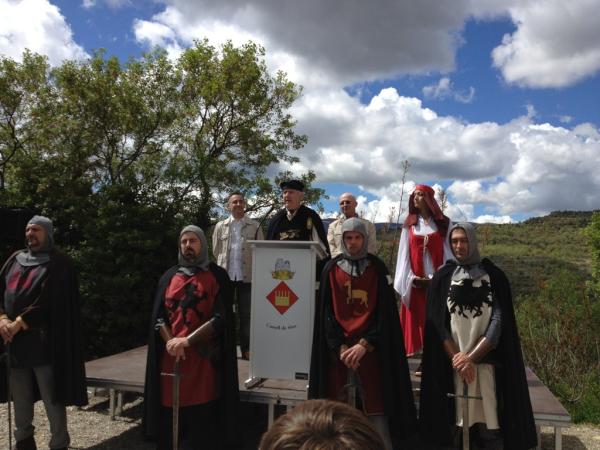 Tremosa Inaugura La Restauració Del Camí De Ronda I L'escala De La Torre Del Castell De Mur — Ramon De Mur