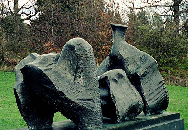 Three Piece Reclining Figure No.1 — ヒューリー・モア