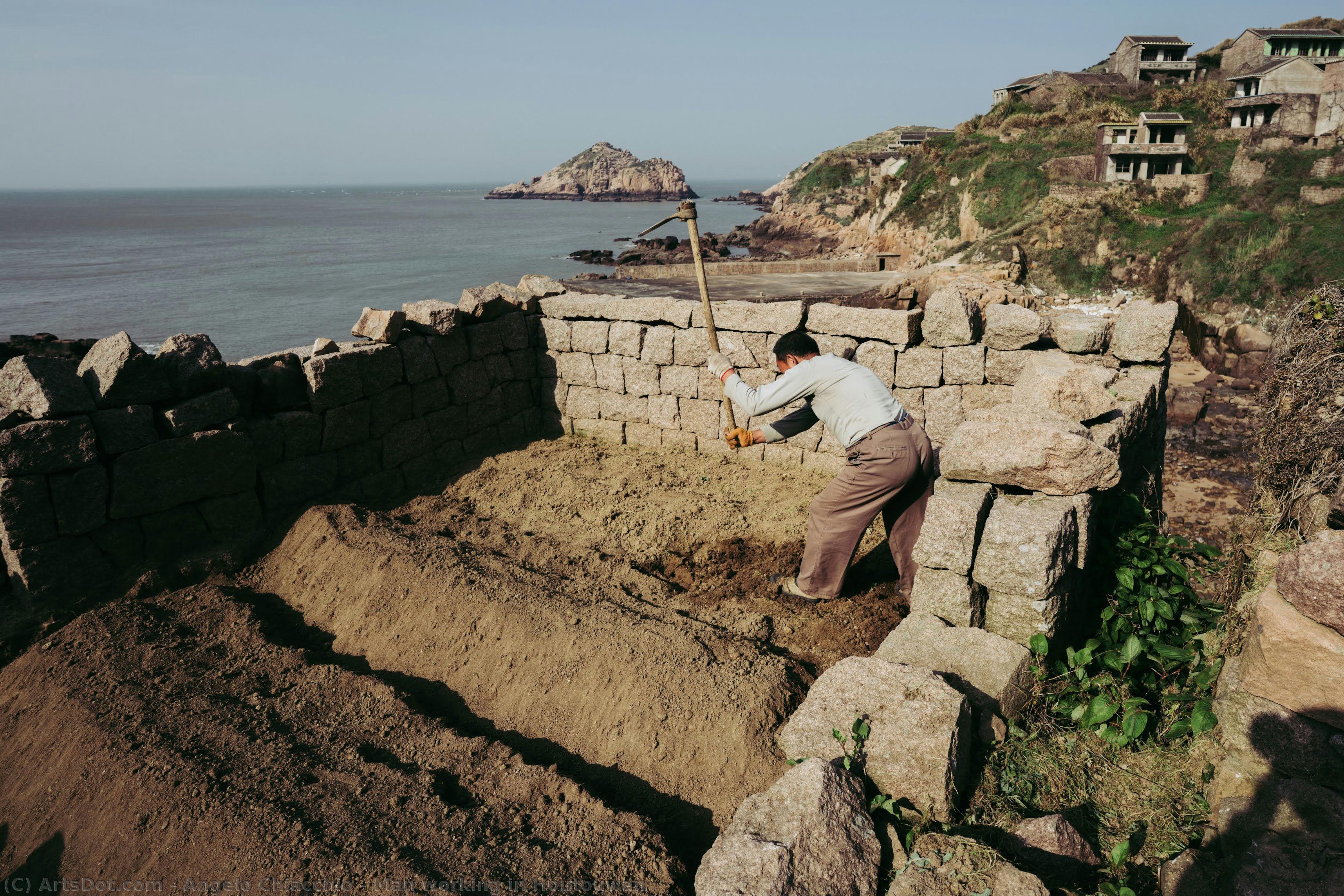 Man Working In Houtouwan — Angelo Chiacchio