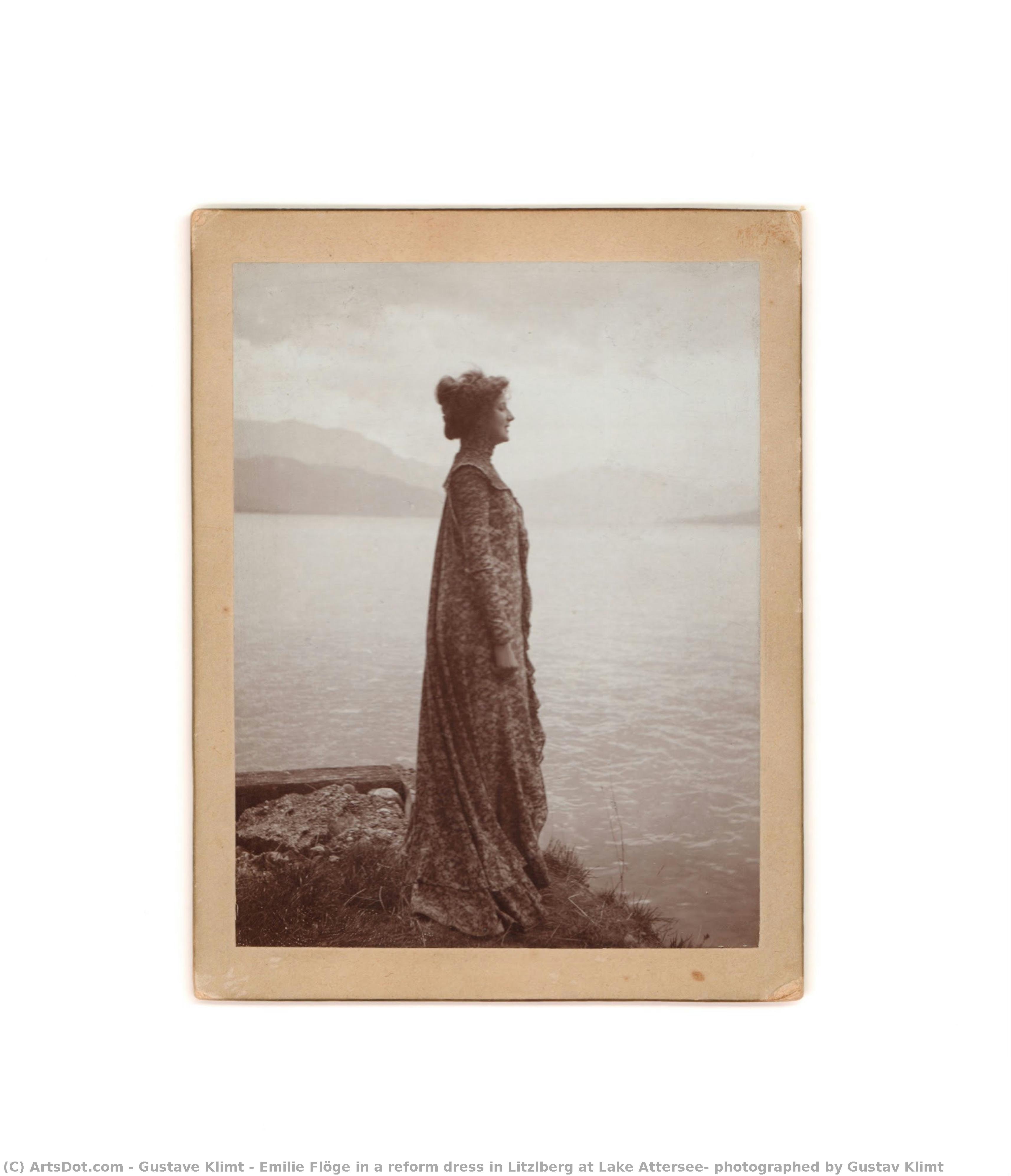 Emilie Floege In Einem Reformkleid Am Attersee See, Fotografiert Von Gustav Klimt — Gustav Klimt