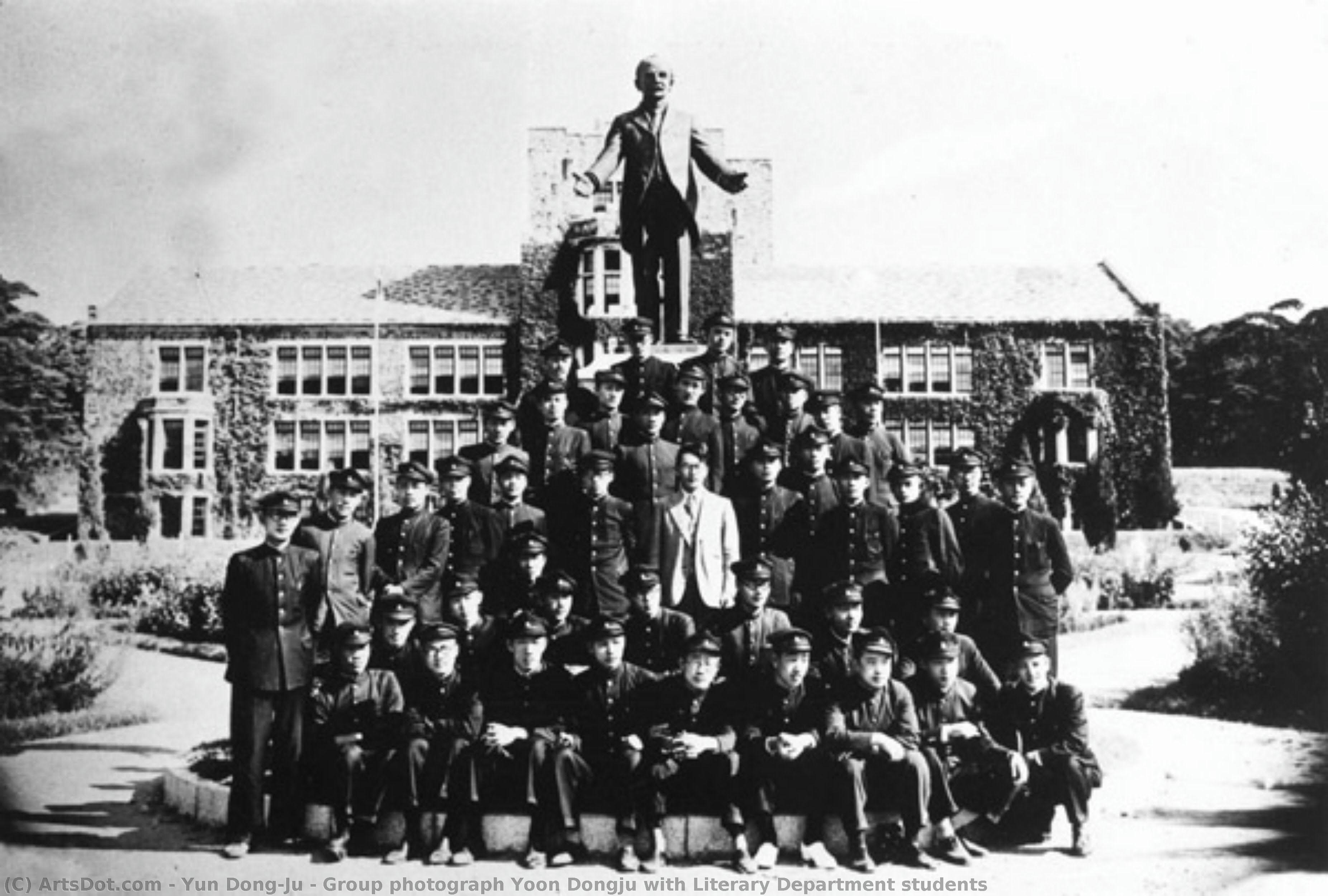 Group Photograph Yoon Dongju With Literary Department Students — Yun Dong-ju