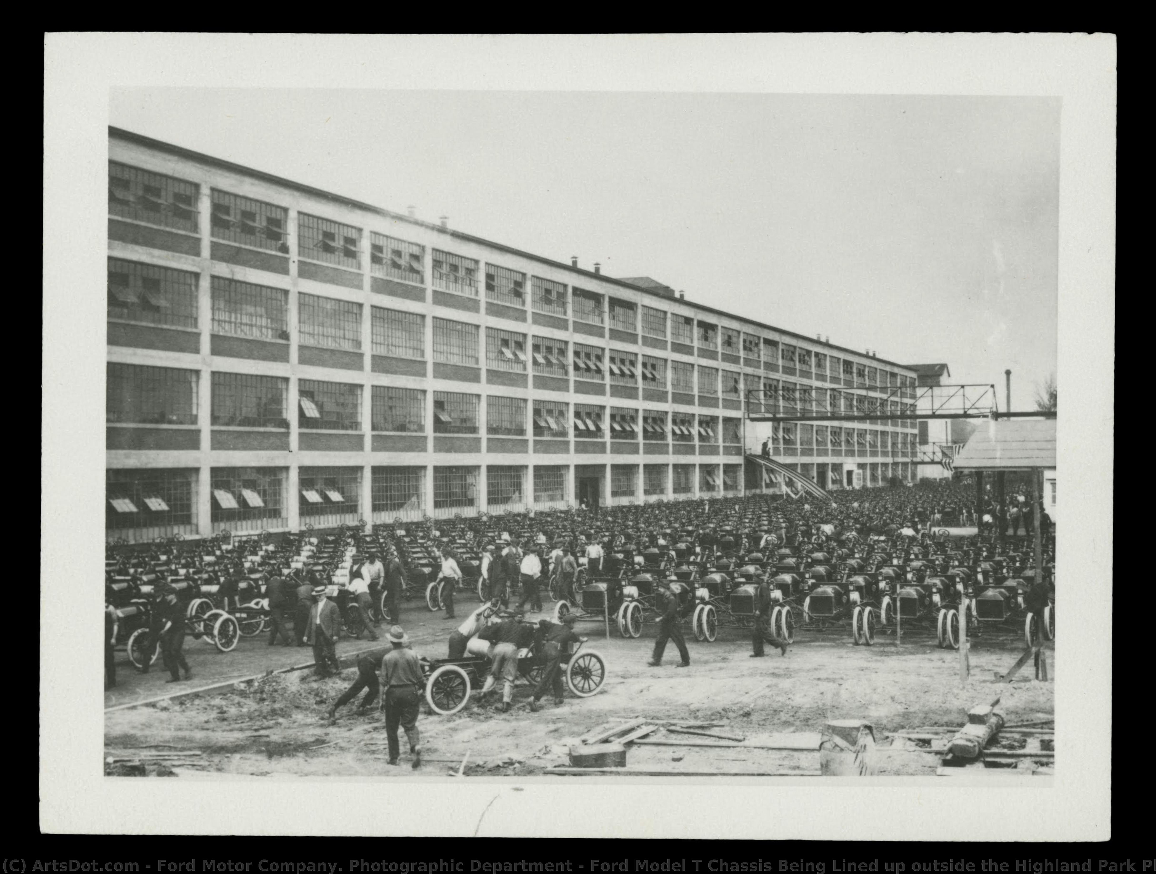 Ford Model T Chassis Being Lined Up Outside The Highland Park Plant, Circa 1913 — Ford Motor Company Fotografenabteilung