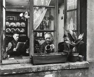 Les Concierges Rue Du Dragon — Robert Doisneau