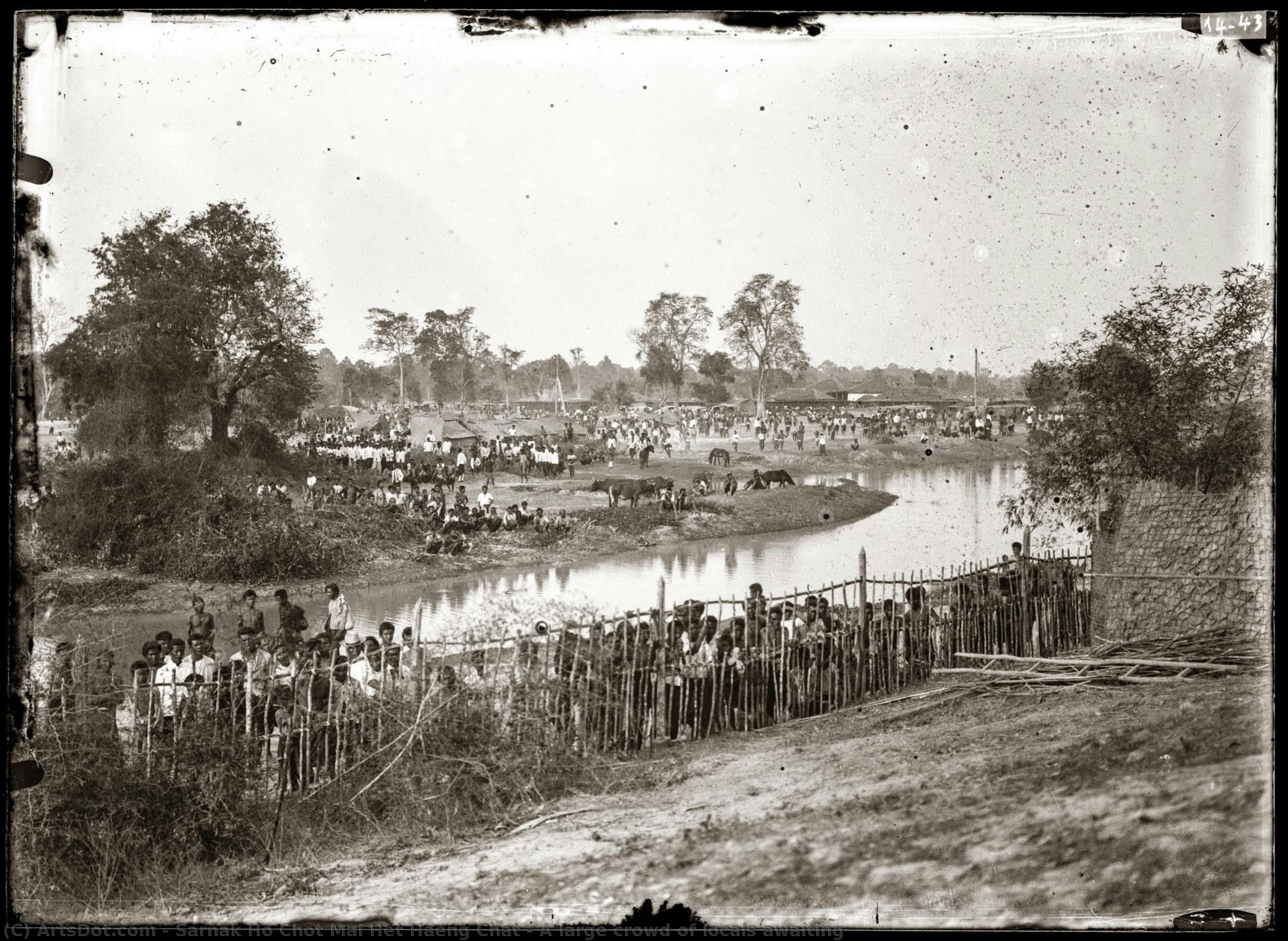 A Large Crowd Of Locals Awaiting — Sarnak Ho Chot Mai Het Haeng Chat