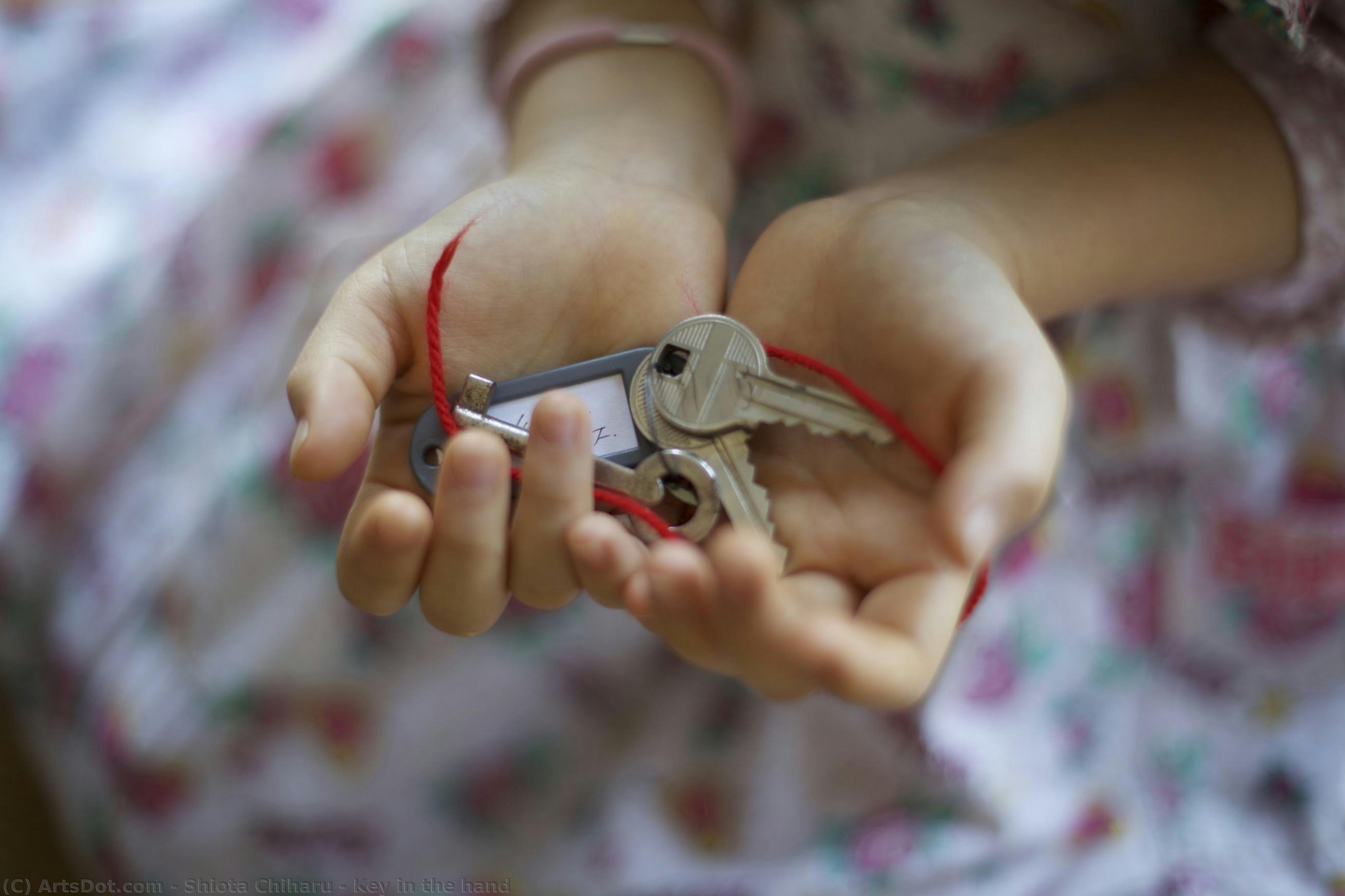 Key In The Hand — Shiota Chiharu