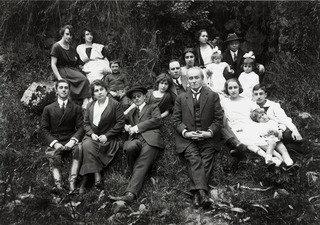 Cesar Lomellini Family, Colcampata, Cuzco — Martín Chambi