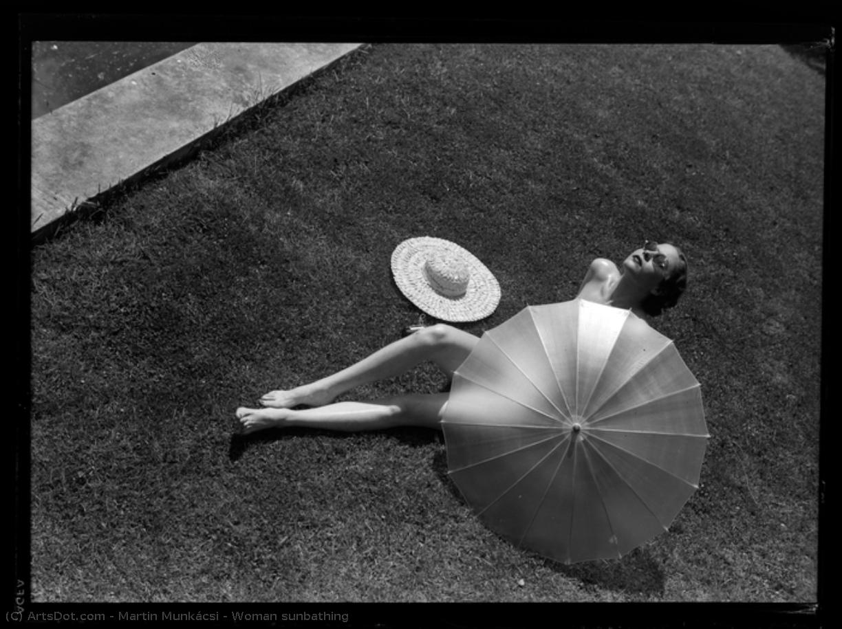 Woman Sunbathing — マルティン・ムンカチ