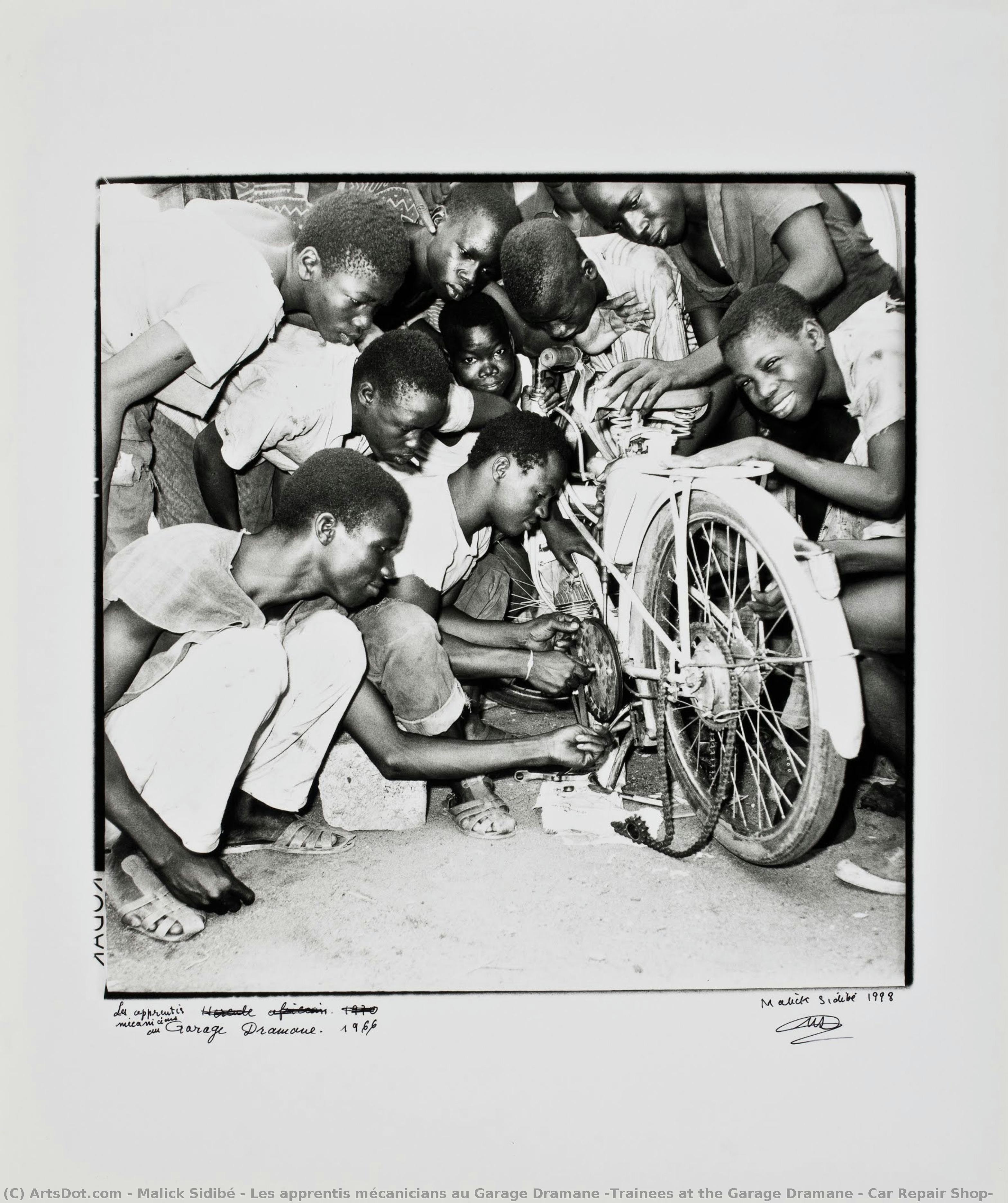 Les Apprentis Mécanicians Au Garage Dramane [trainees At The Garage Dramane - Car Repair Shop] — Malick Sidibé