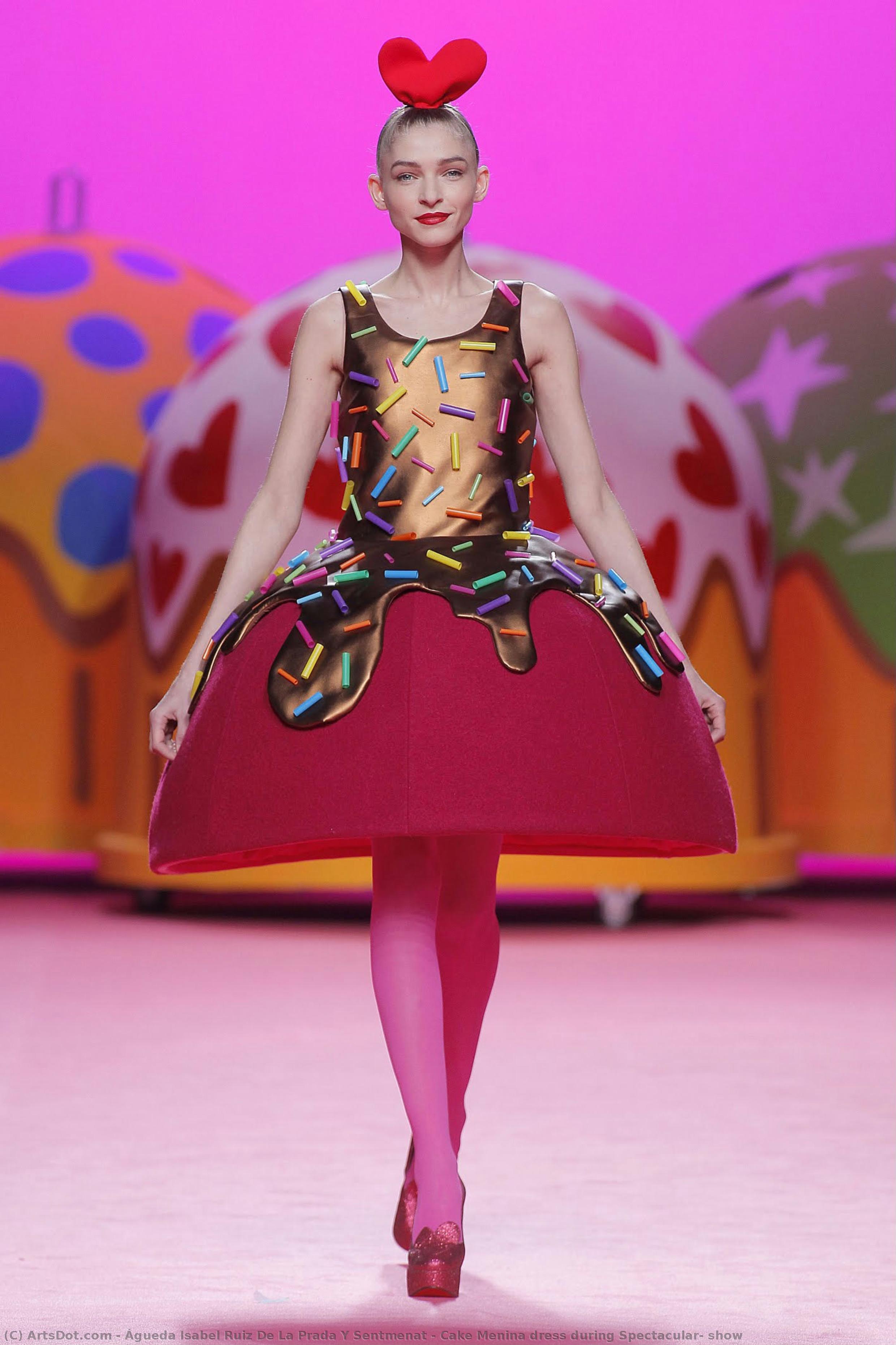 Cake-menina-kleid Während Der Spectacular!-show — Águeda Isabel Ruiz De La Prada Y Sentmenat