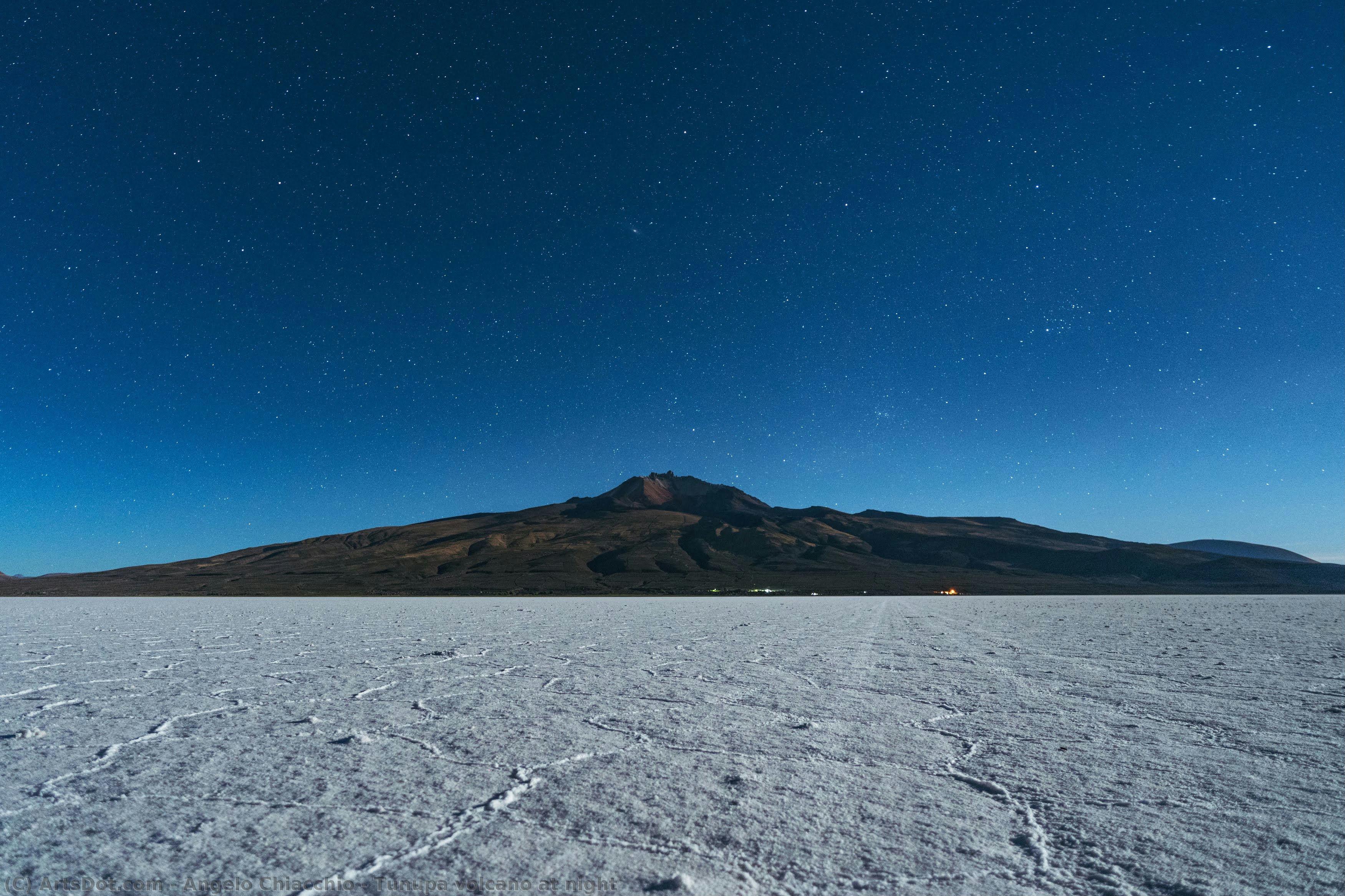 Tunupa Volcano At Night — アンジェロ・キアッキオ