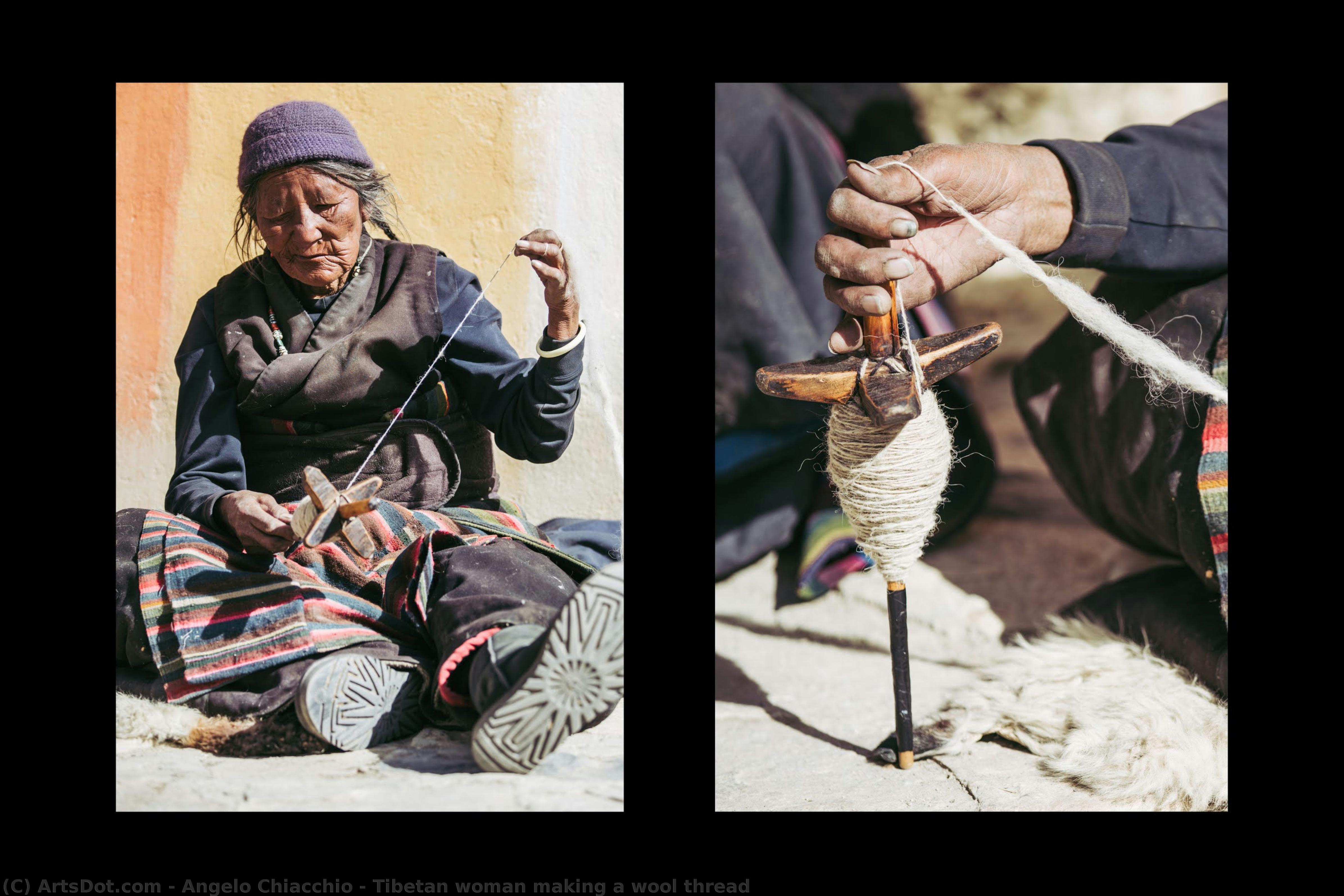 Tibetan Woman Making A Wool Thread — アンジェロ・キアッキオ