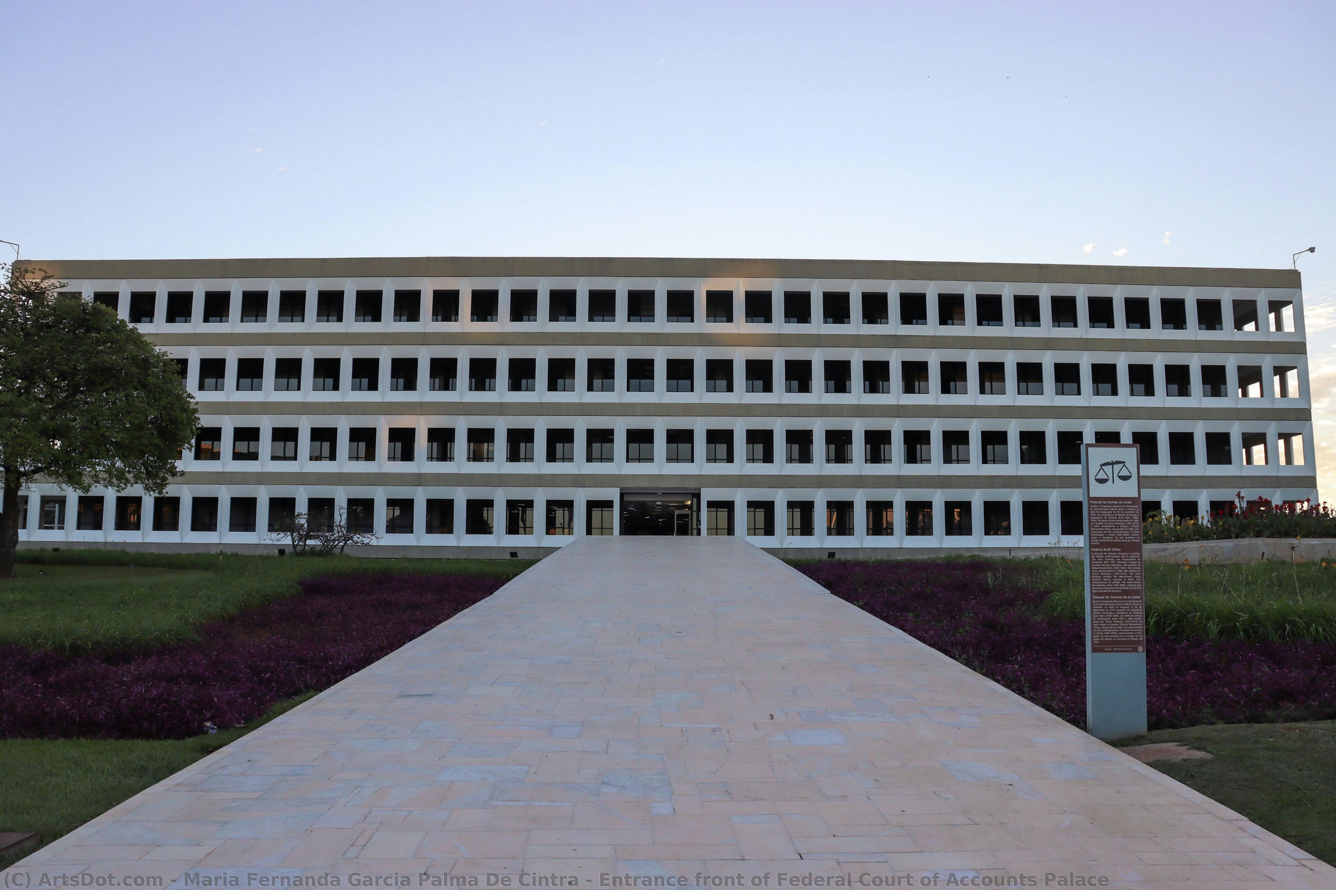 Entrance Front Of Federal Court Of Accounts Palace — Maria Fernanda Garcia Palma De Cintra