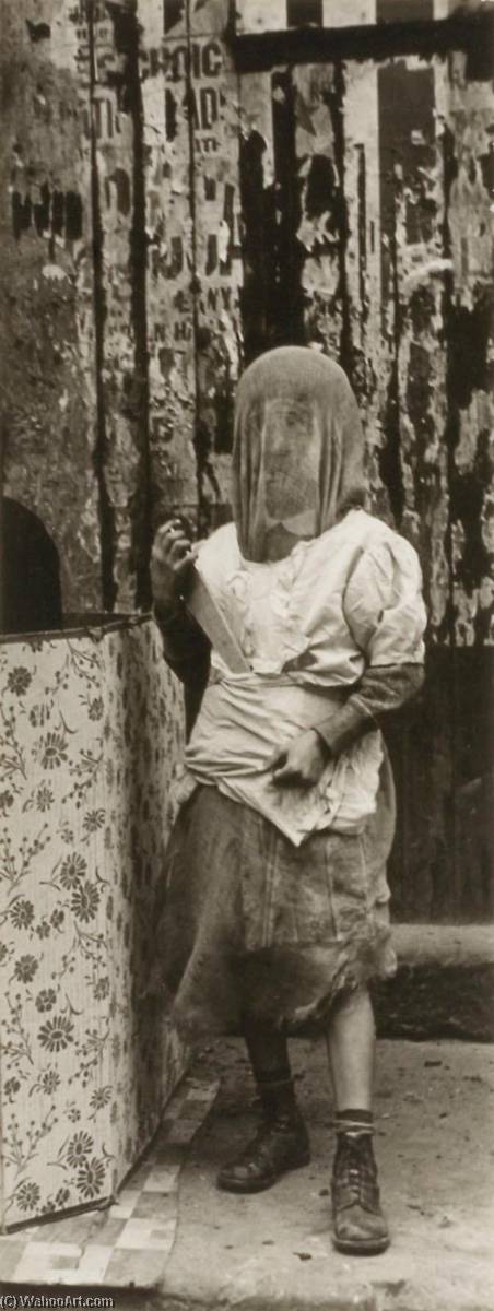 Girl With Dagger — Helen Levitt
