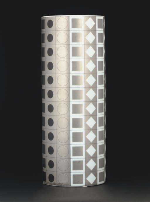 Geometric Vase — Viktor Vasereli