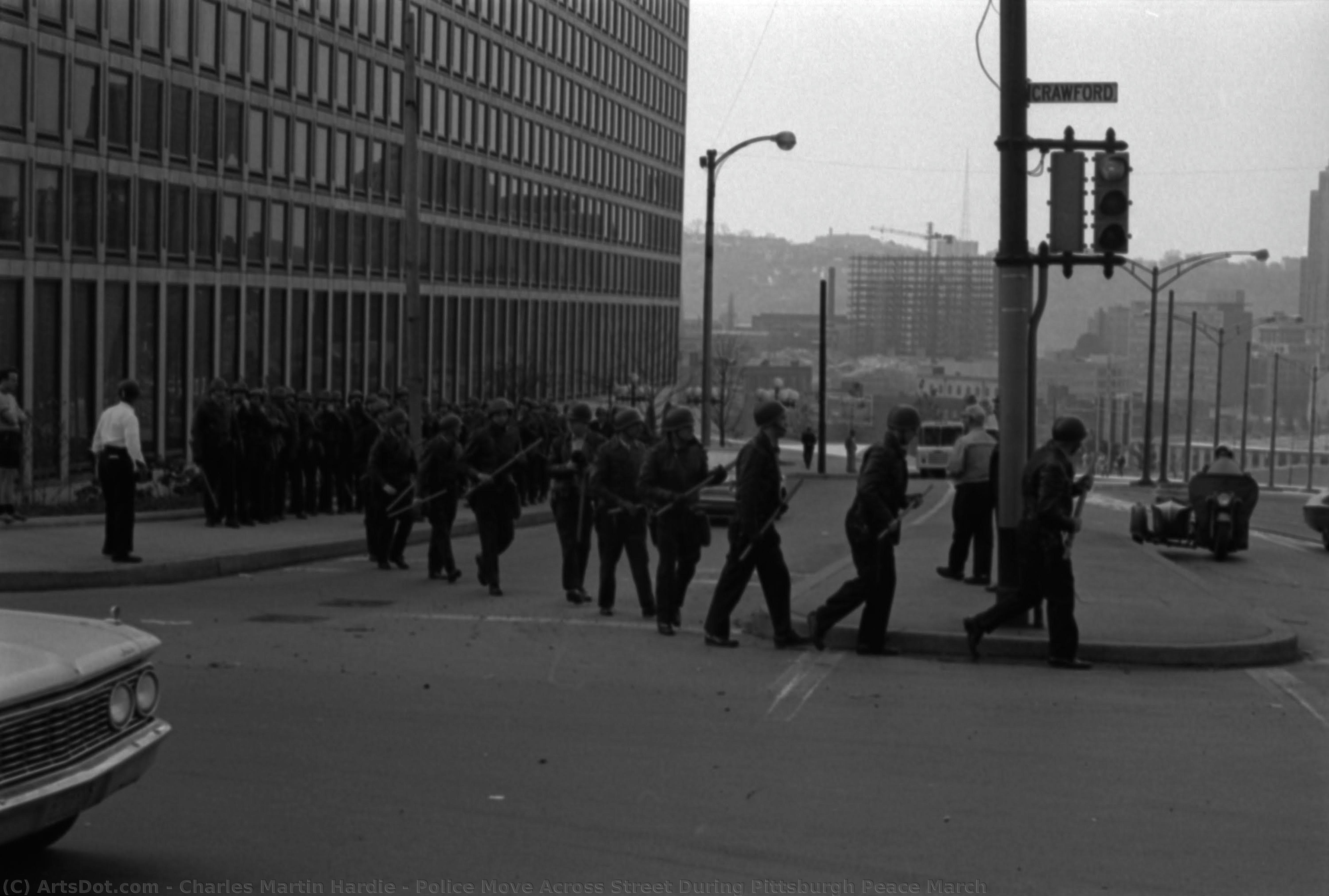 Police Move Across Street During Pittsburgh Peace March — Čarls Martin Hardi