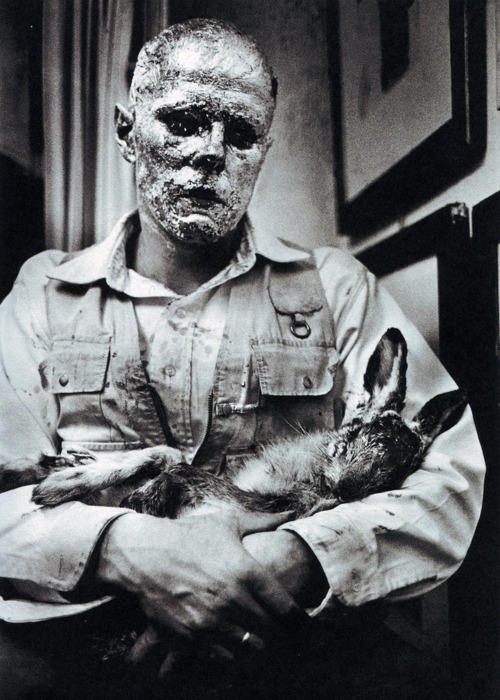 How To Explain Pictures To A Dead Hare — ヨーゼフ・ボイス