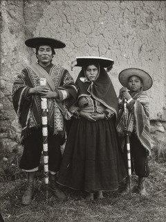 Indian Varayoc And Family, Tinta Kanchis — Martín Chambi
