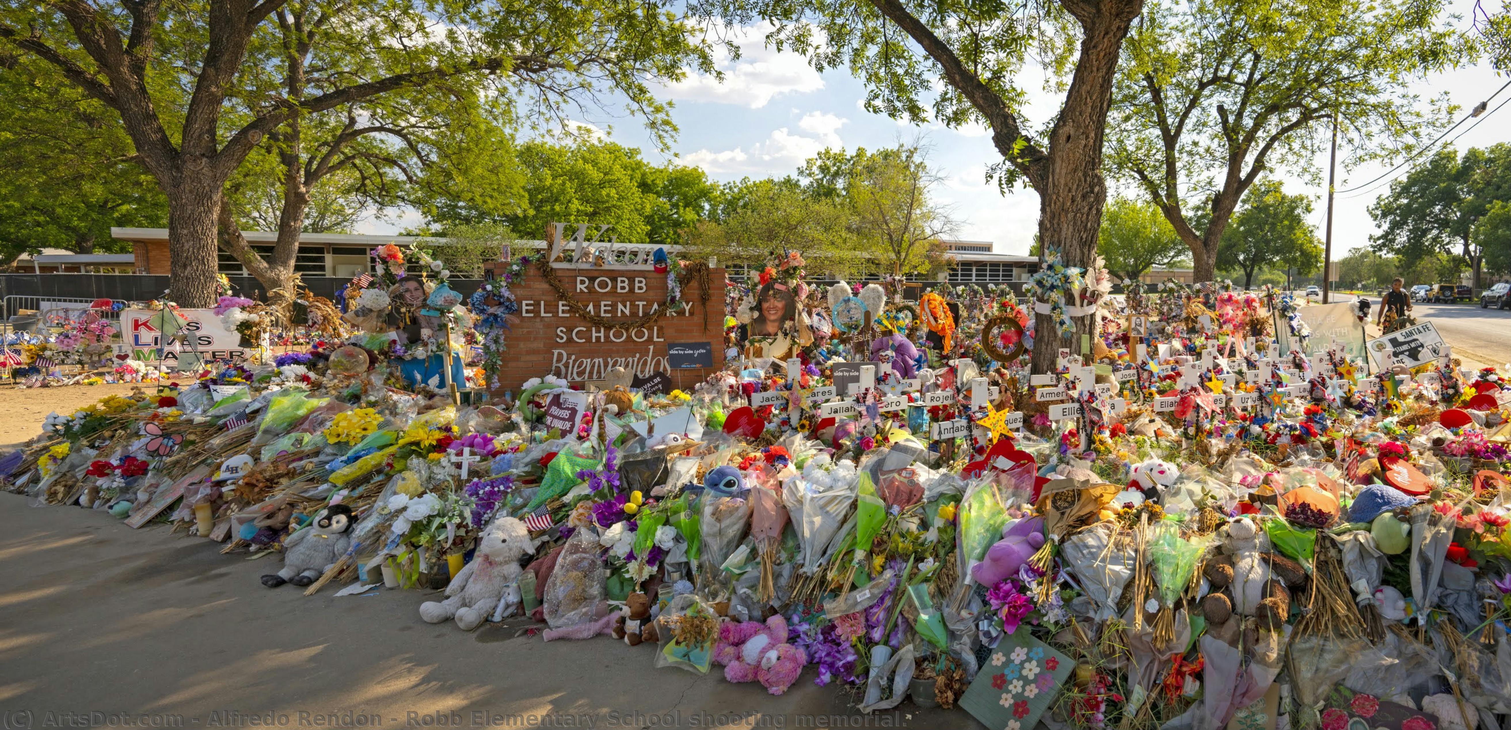 Robb Elementary School Shooting Memorial. — Alfredo Rendón