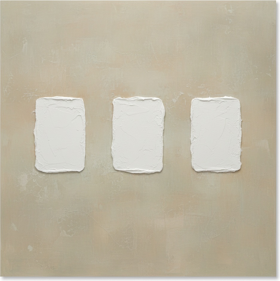 Triptychon Stiller Reliefs In Skulpturalem Weiß Und Erdgebundenen Neutraltönen — David Moreau