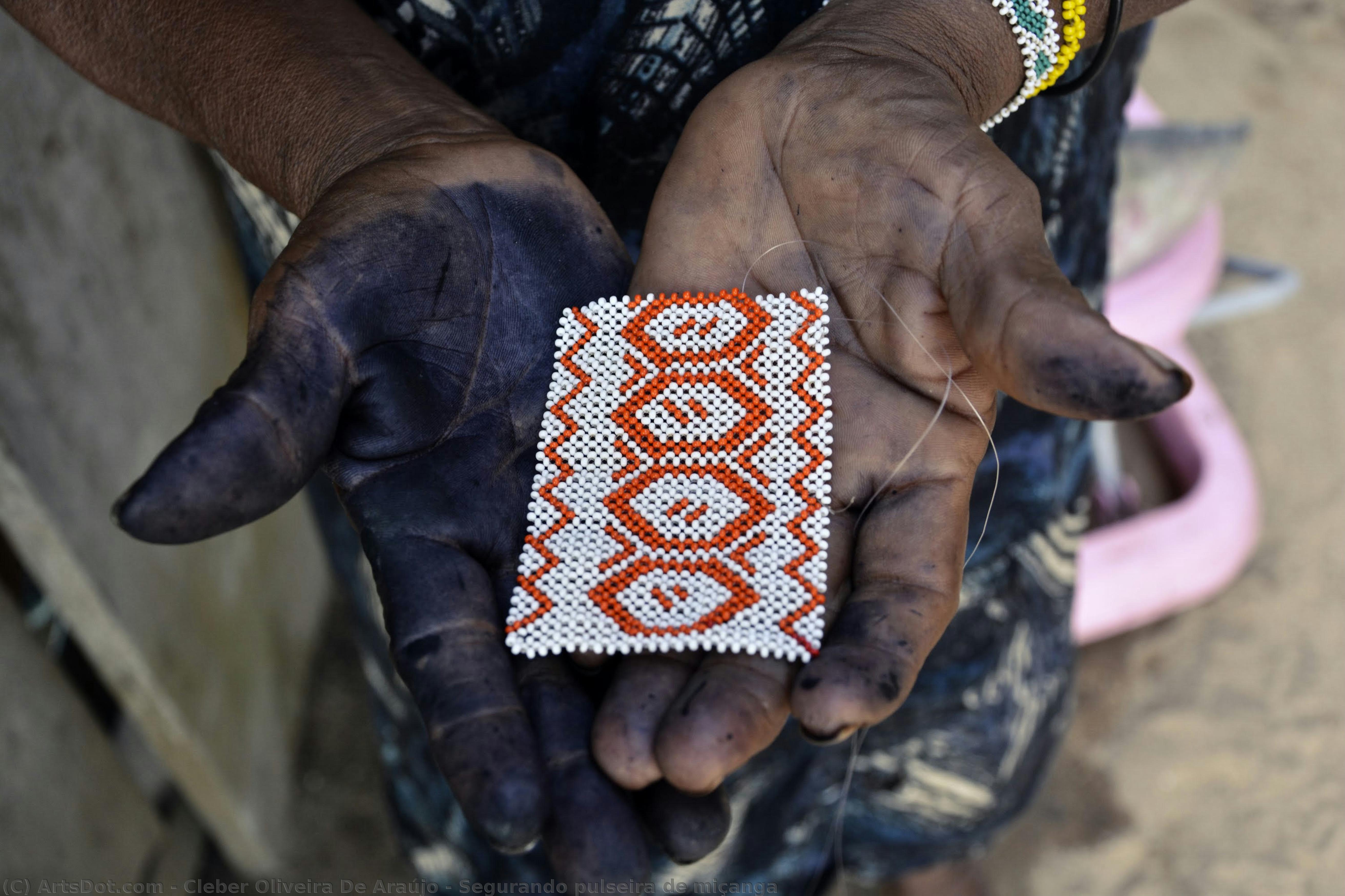 Segurando Pulseira De Miçanga — Cleber Oliveira De Araújo