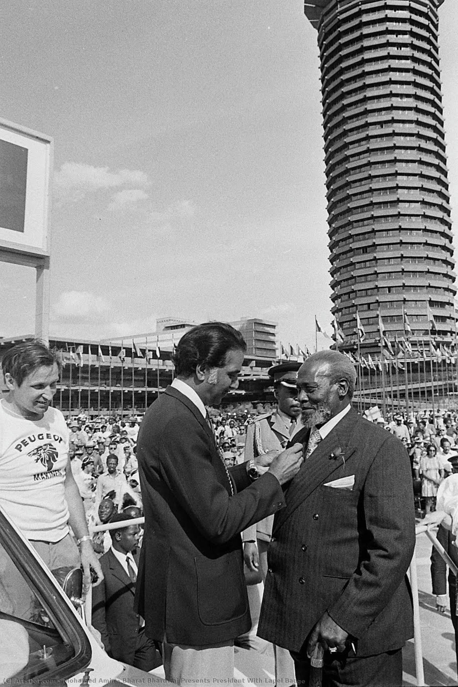 Bharat Bhardwaj Presents President With Lapel Badge — Mohamed Amin