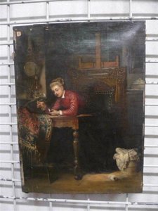 Jeune femme agaçant une perruche