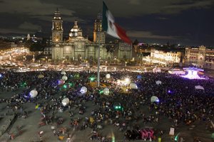 Cráneos En El Zócalo — Colectivo Última Hora And Juan Vázquez Morales