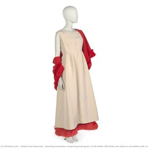 Vestido De Gala Compuesto En Seda Faille Blanca Y Chal Vermilion De Seda Crepe — Hubert De Givenchy