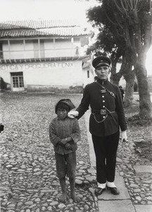 Policeman With Boy, Cuzco — Martín Chambi