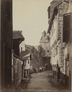 Le Mont Saint-Michel, la grande rue (à droite, la maison de la Sirène)