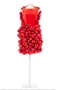Kleid mit roten Weihnachtskugeln

— Vorderansicht