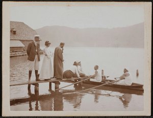An unknown gentleman, Emilie Flöge, Gustav Klimt, Therese Flöge and Emma Bacher on a jetty in Litzlberg am Attersee, in a rowboat Rudolf Schuh with Paul Bacher