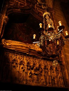 Sepulcre de Sança Ximenis de Cabrera (Catedral de Barcelona), escultura de Pere Oller i pintura de Lluís Dalmau