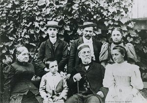 Louis Pasteur Surrounded By His Family In The Garden Of The House In Arbois — Henri Laurent (famille), Documentary Photography