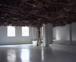 Les Chaises De Traverse — Tadashi Kawamata