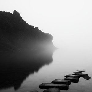 Silencio Monolítico: Un Viaje Meditativo A Través De Acantilados De Obsidiana Y Niebla Etérea — Laurent Garnier