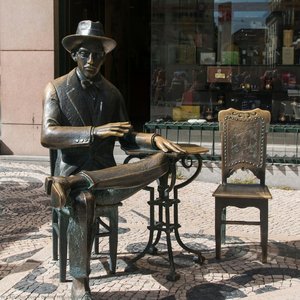 Fernando Pessoa Statue — Daniel Miguel Villafruela