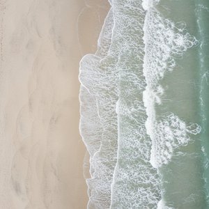 Mareas Efímeras: Un Estudio Meditativo De La Orilla Orgánica Y Ritmos Costeros Serenos