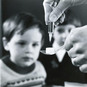 Polio vaccine dropped on to sugar lump for child patient